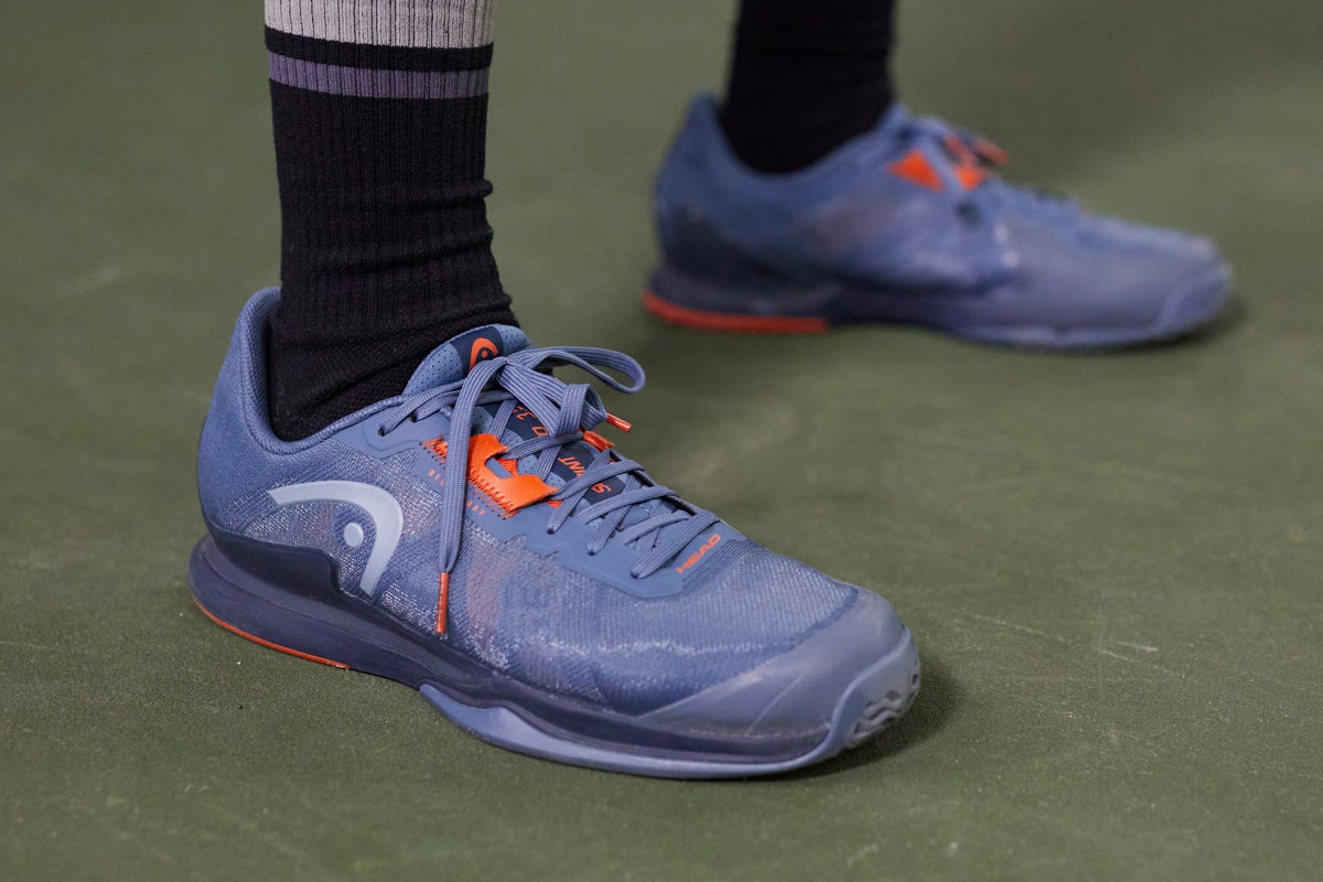 Lightweight tennis shoes changing direction quickly on astro turf