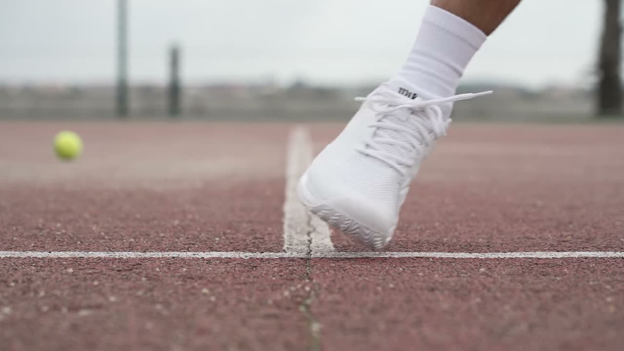 Player driving off the forefoot at the baseline in Wilson Rush Pro Ace shoes
